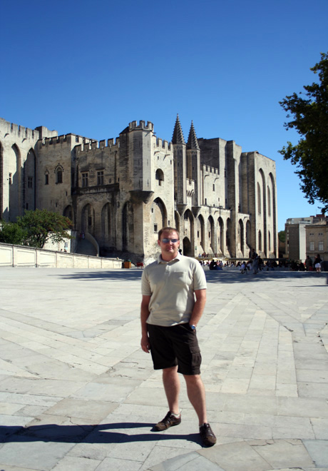 Vor dem Papstpalast in Avignon